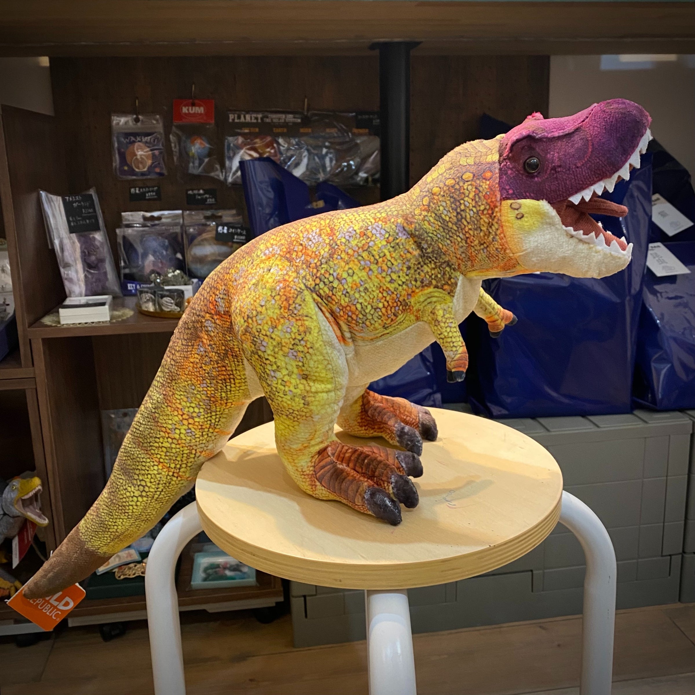 座れる！トリケラトプスぬいぐるみ | 博物趣味ラボ